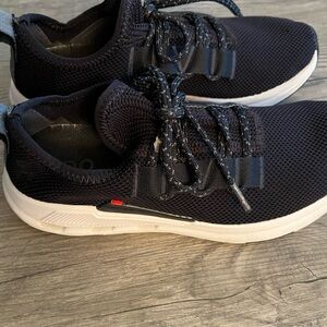 On Clouds Women's size 6 Black Athletic Shoes